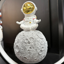 Lampa stołowa MEDYTUJĄCY ASTRONAUTA