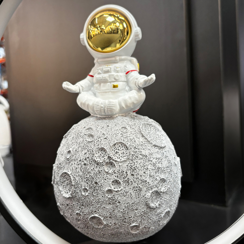 Lampa stołowa MEDYTUJĄCY ASTRONAUTA